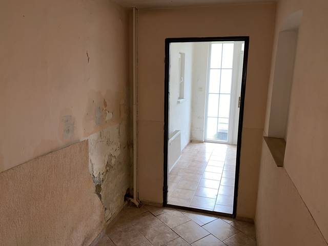 Chodba v přízemí. Omítky zde vyžadují rekonstrukci.