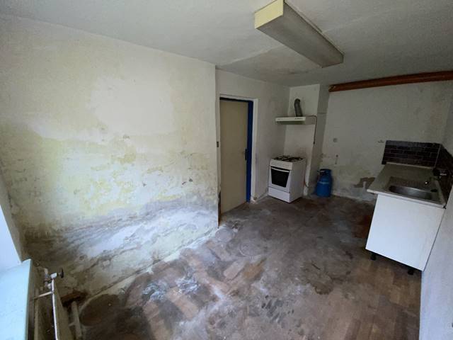 Kuchyně v přízemí určená k rekonstrukci.