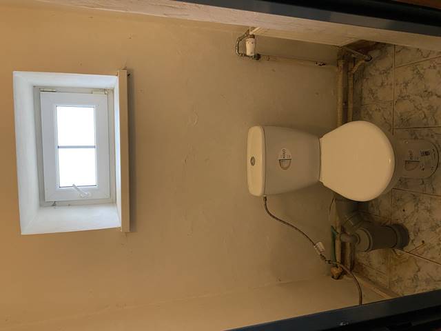 WC v přízemí určené k rekonstrukci.