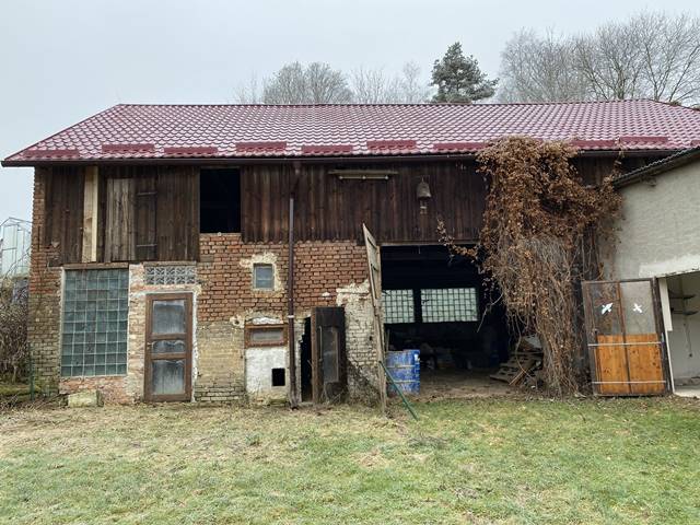 Stodola s novou střechou a kurníkem.