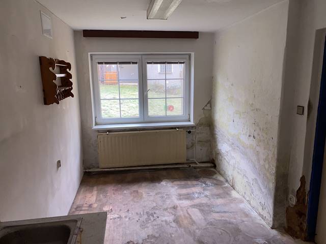 Kuchyně v přízemí určená k rekonstrukci.