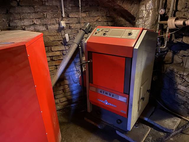 Automatický kotel Atmos D25P se zásobníkem na 1000 litrů pelet vydrží topit cca 14 dní bez jakékoliv obsluhy.