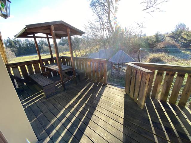 Jižní terasa. V pozadí lze vidět vrt (vypadá jako studna).