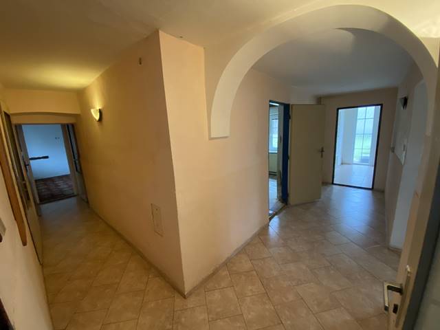 Chodba v přízemí. Omítky zde vyžadují rekonstrukci.