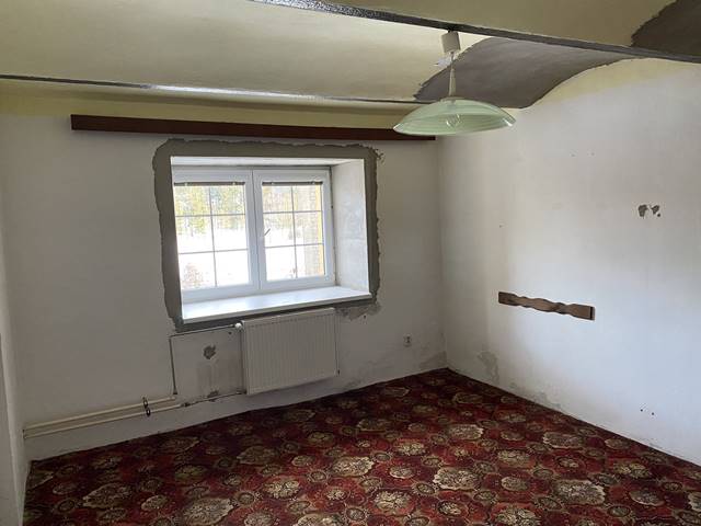 Pokoj v přízemí určený k nenáročné rekonstrukci.