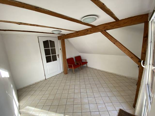 Pokoj v podkroví s jižními dveřmi vedoucími na terasu.