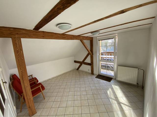 Pokoj v podkroví s jižními dveřmi vedoucími na terasu.