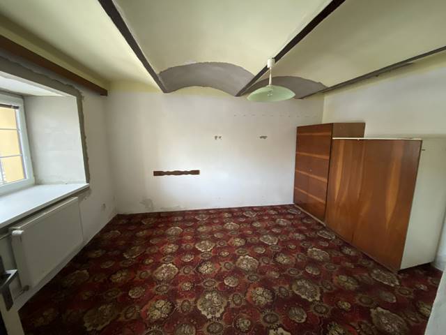 Pokoj v přízemí určený k nenáročné rekonstrukci.