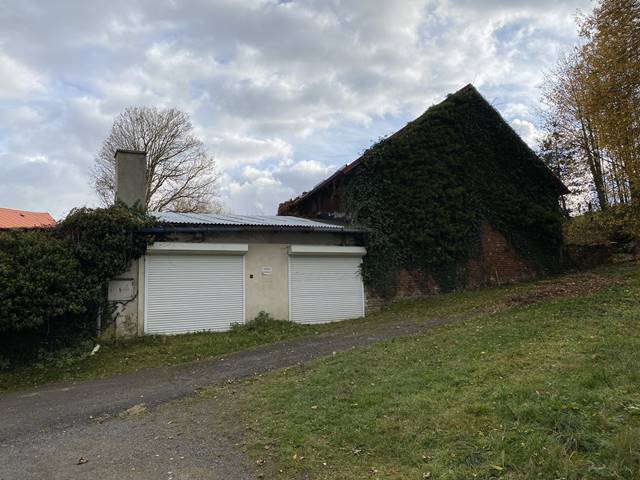 Garáže a stodola.